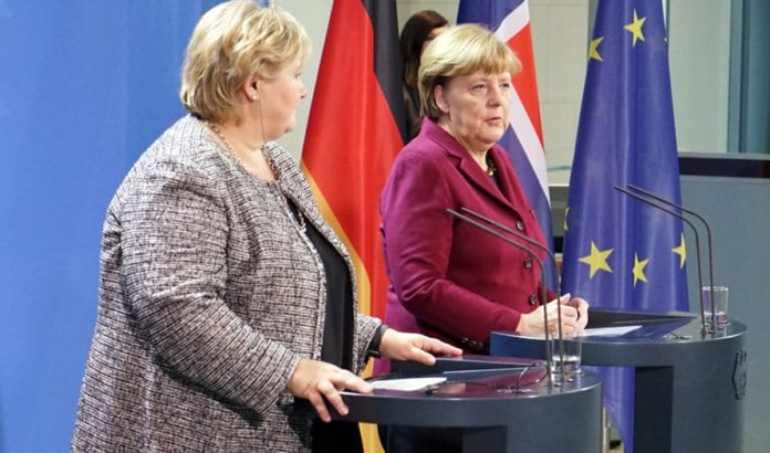 Statsminister Erna Solberg sammen med Tysklands rikskansler Angela Merkel i november 2016. (Foto: Statsministerens kontor, flickr) Statsminister Erna Solberg sammen med Tysklands rikskansler Angela Merkel i november 2016. (Foto: Statsministerens kontor, flickr)
