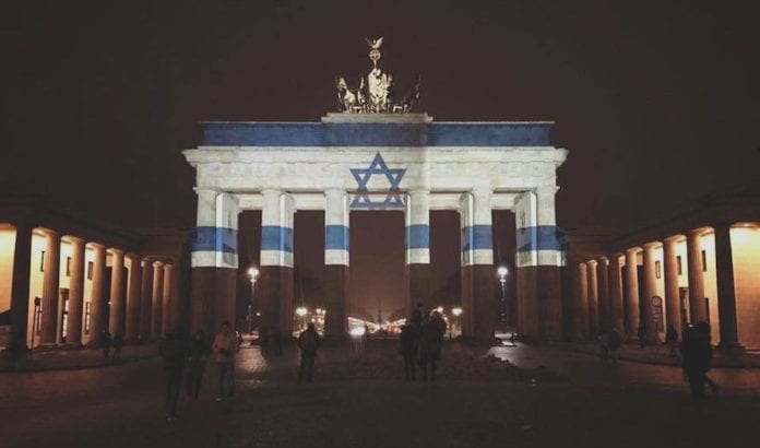 Etter terrorangrepet i Jerusalem ble Brandenburger Tor lyssatt i de israelske farger. (Foto: Muhammad Zoabi) Etter terrorangrepet i Jerusalem ble Brandenburger Tor lyssatt i de israelske farger. (Foto: Muhammad Zoabi)