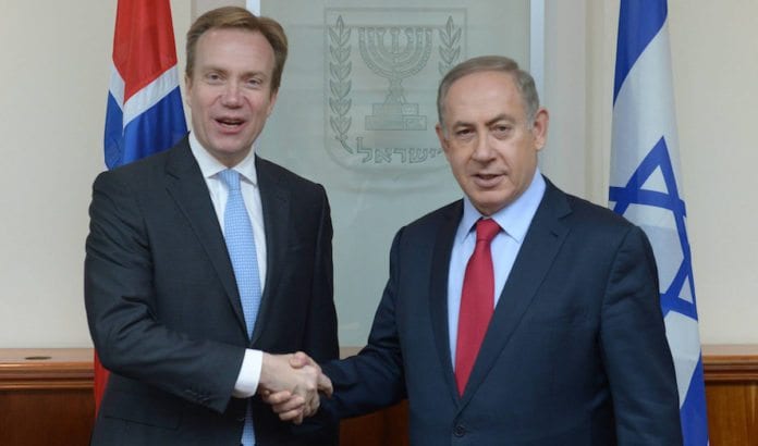Utenriksminister Børge Brende og Israels statsminister Benjamin Netanyahu signerte torsdag en samarbeidsavtale. (Foto: Amos Ben Gershom, GPO) Utenriksminister Børge Brende og Israels statsminister Benjamin Netanyahu signerte torsdag en samarbeidsavtale. (Foto: Amos Ben Gershom, GPO)