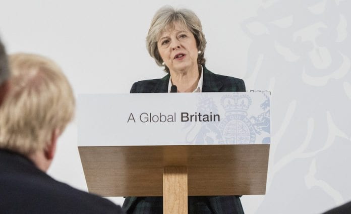 Den britiske statsministeren Theresa May viser sin støtte til Israel. Hun nekter å godta slutt-teksten fra møtet i Paris. (Foto: Jay Allen/Flickr) Den britiske statsministeren Theresa May viser sin støtte til Israel. Hun nekter å godta slutt-teksten fra møtet i Paris. (Foto: Jay Allen/Flickr)