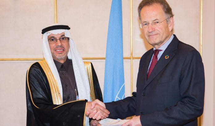 Abdulaziz Alwasil (t.v.) er Saudi-Arabias representant i FNs menneskerettighetsråd. Her blir han ønsket velkommen av Michael Møller, direktør for FN-kontoret i Genève. (Foto: Pierre Albouy, FN) Abdulaziz Alwasil (t.v.) er Saudi-Arabias representant i FNs menneskerettighetsråd. Her blir han ønsket velkommen av Michael Møller, direktør for FN-kontoret i Genève. (Foto: Pierre Albouy, FN)