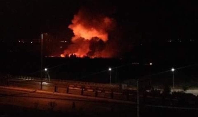 En flybase utenfor Damaskus ble bombet natt til fredag. Syria anklager Israel for å stå bak. (Foto: Skjermdump Twitter) En flybase utenfor Damaskus ble bombet natt til fredag. Syria anklager Israel for å stå bak. (Foto: Skjermdump Twitter)