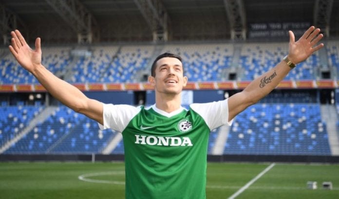 Fitim Azemi synes det er uvirkelig at han nå skal spille fotball i Israel for Maccabi Haifa. (Foto: Maccabi Haifa) Fitim Azemi synes det er uvirkelig at han nå skal spille fotball i Israel for Maccabi Haifa. (Foto: Maccabi Haifa)