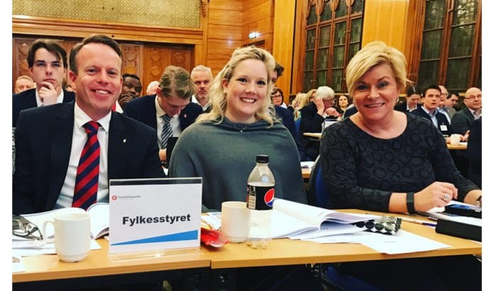 Aina Stenersen (midten) og partileder Siv Jensen på årsmøtet til Oslo FrP 4. februar 2017. (Foto: Privat) Aina Stenersen (midten) og partileder Siv Jensen på årsmøtet til Oslo FrP 4. februar 2017. (Foto: Privat)