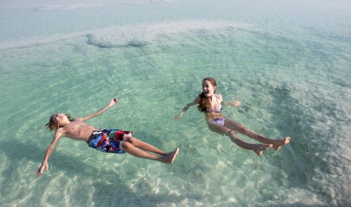 Dødehavet er et populært turistmål. Det høye saltinnholdet gjør at oppdriften i vannet er høy. (Foto: Itamar Grinberg/Flickr) Dødehavet er et populært turistmål. Det høye saltinnholdet gjør at oppdriften i vannet er høy. (Foto: Itamar Grinberg/Flickr)