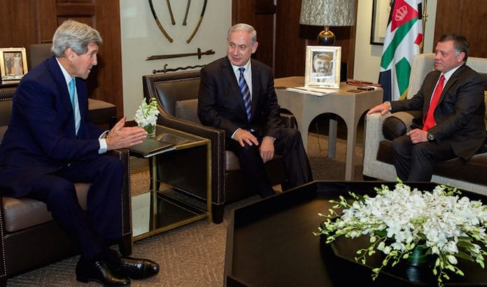 John Kerry, Benjamin Netanyahu og Kong Abdullah II i et annet møte i 2014. (Foto: Statsministerens kontor/Flickr) John Kerry, Benjamin Netanyahu og Kong Abdullah II i et annet møte i 2014. (Foto: Statsministerens kontor/Flickr)