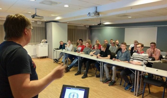 Engasjerte ungdommen samlet på Gardermoen for å lære mer om Israels argumenter.. Engasjerte ungdommen samlet på Gardermoen for å lære mer om Israels argumenter..