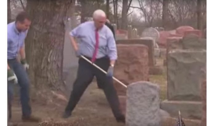Visepresident Mike Pence deltar i opprydning etter vandalisering av jødiske gravsteder. (Skjermdump fra YouTube) Visepresident Mike Pence deltar i opprydning etter vandalisering av jødiske gravsteder. (Skjermdump fra YouTube)