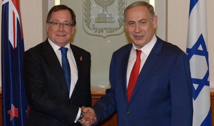Benjamin Netanyahu i møte med New Zealands utenriksminister Murray McCully i Jerusalem i fjor. Nå kutter Israel diplomatiske bånd til landet etter at de sto bak en anti-israelsk FN-resolusjon. (Foto: Amos Ben Gershom) Benjamin Netanyahu i møte med New Zealands utenriksminister Murray McCully i Jerusalem i fjor. Nå kutter Israel diplomatiske bånd til landet etter at de sto bak en anti-israelsk FN-resolusjon. (Foto: Amos Ben Gershom)