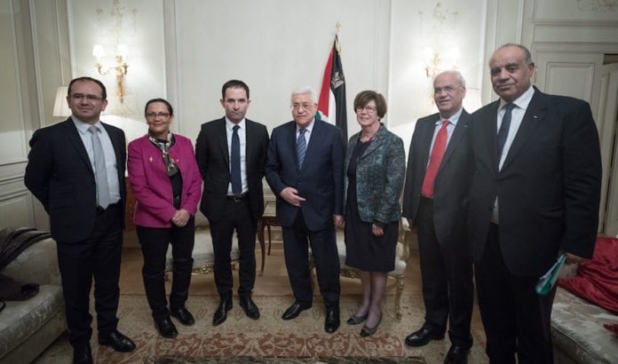 Palestinernes president, Mahmoud Abbas, på besøk hos den franske sosialisten Benoit Hamon. (Foto: Mathieu Delmestre/Flickr) Palestinernes president, Mahmoud Abbas, på besøk hos den franske sosialisten Benoit Hamon. (Foto: Mathieu Delmestre/Flickr)