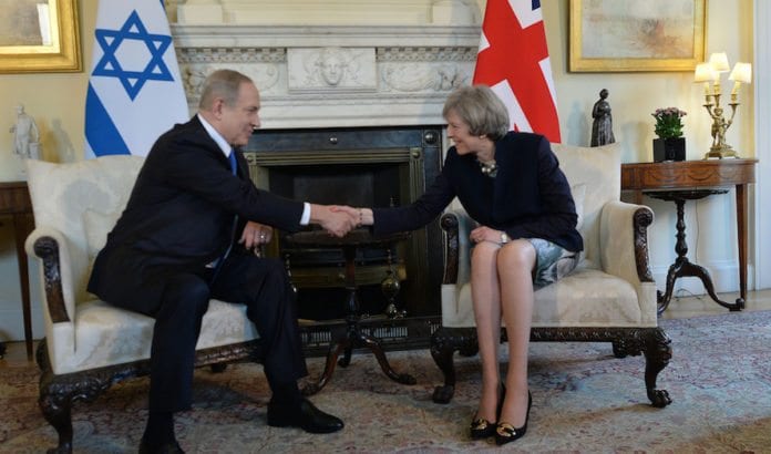Benjamin Netanyahu i et tidligere møte med Storbritannias statsminister Theresa May. (Foto: Kobi Gideon/Flickr) Benjamin Netanyahu i et tidligere møte med Storbritannias statsminister Theresa May. (Foto: Kobi Gideon/Flickr)