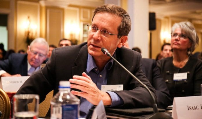 Opposisjonsleder Isaac Herzog har laget en 10-punkts plan han tror kan skape fred. (Foto: Ralph Alswang/Flickr) Opposisjonsleder Isaac Herzog har laget en 10-punkts plan han tror kan skape fred. (Foto: Ralph Alswang/Flickr)