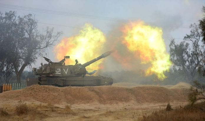 En israelsk stridsvogn skyter mot et mål på Gazastripen under krigen i 2014. (Foto: IDF) Det brygger opp til krig på den nordlige fronten mellom Israel og Iran. Dette bildet er fra Gaza-krigen i 2014. (Foto: IDF)