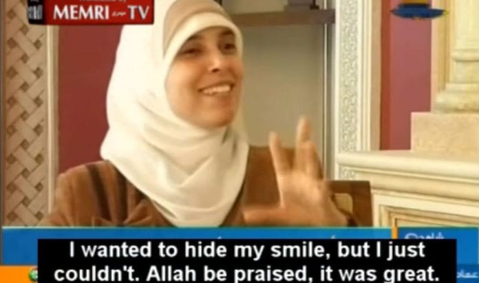 Ahlam Tamimi fortalte i et TV-intervju hvor glad hun ble da hun hørte hvor mange som hadde dødd i selvmordsangrepet. (Foto: Skjermdump) Ahlam Tamimi fortalte i et TV-intervju hvor glad hun ble da hun hørte hvor mange som hadde dødd i selvmordsangrepet. (Foto: Skjermdump)