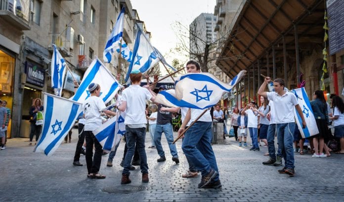 Unge gutter svinger israelske flagg i Jerusalem. (Illustrasjonsfoto: Kristoffer Trolle, flickr) Unge gutter svinger israelske flagg i Jerusalem. (Illustrasjonsfoto: Kristoffer Trolle, flickr)