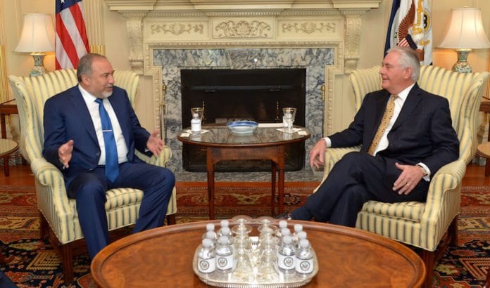 Forsvarsminister Avigdor Lieberman i møte med USAs utenriksminister Rex Tillerson. (Foto: US State Department/Flickr) Forsvarsminister Avigdor Lieberman i møte med USAs utenriksminister Rex Tillerson. (Foto: US State Department/Flickr)