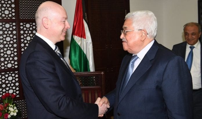 Trumps spesialutsending til Midtøsten, Jason Greenblatt, møtte Mahmoud Abbas tirsdag. (Foto: Twitter) Trumps spesialutsending til Midtøsten, Jason Greenblatt, møtte Mahmoud Abbas tirsdag. (Foto: Twitter)