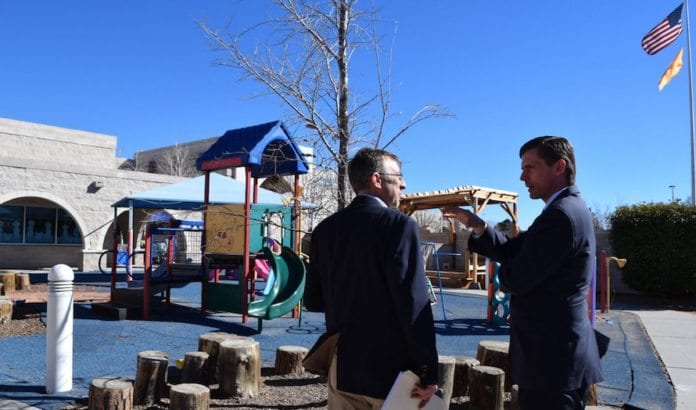 Senator Martin Heinrich besøker det lokale jødiske forsamlingshuset i Albuquerque i februar for å diskutere bombetruslene de jødiske institusjonene har blitt utsatt for. Senator Martin Heinrich besøker det lokale jødiske forsamlingshuset i Albuquerque i februar for å diskutere bombetruslene de jødiske institusjonene har blitt utsatt for.