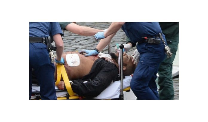 Terroristen i London-angrepet får behandling etter at han ble skutt av politiet. Terroristen døde senere av skadene. (Foto: Skjermdump fra tv-bilder) Terroristen i London-angrepet får behandling etter at han ble skutt av politiet. Terroristen døde senere av skadene. (Foto: Skjermdump fra tv-bilder)