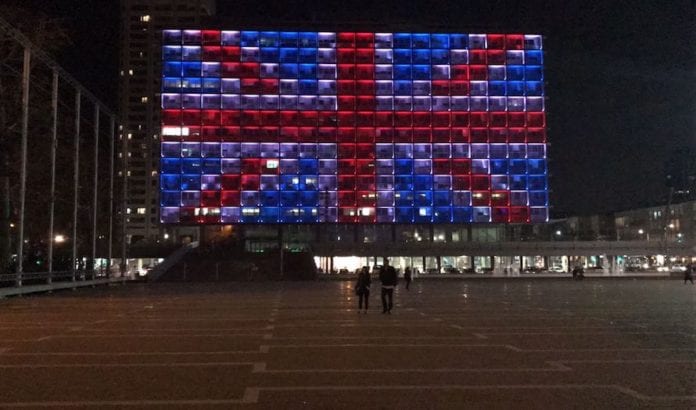 Rådhuset i Tel Aviv ble lyssatt som flagget Union Jack til minne om ofrene etter London-terroren. (Foto: Tony Kay/Twitter) Rådhuset i Tel Aviv ble lyssatt som flagget Union Jack til minne om ofrene etter London-terroren. (Foto: Tony Kay/Twitter)