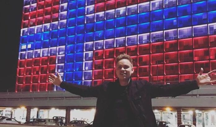 Joakim With Steen foran rådhuset i Tel Aviv, som for anledningen ble lyssatt som det norske flagget. (Foto: Instagram) Joakim With Steen foran rådhuset i Tel Aviv, som for anledningen ble lyssatt som det norske flagget. (Foto: Instagram)