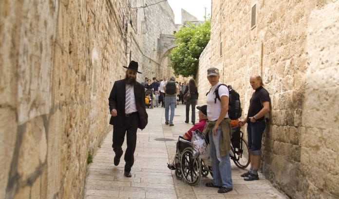 Turister og lokalbefolkning i det jødiske kvartal i Gamlebyen i Jerusalem. (Foto: Det israelske turistkontor) Turister og lokalbefolkning i det jødiske kvartal i Gamlebyen i Jerusalem. (Foto: Det israelske turistkontor)