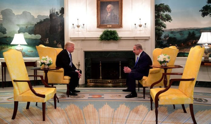 Trump og Netanyahu møttes i Det hvite hus i februar. Nå skal Trump komme til Israel. (Foto: Avi Ohayon/Flickr) Trump og Netanyahu møttes i Det hvite hus i februar. Nå skal Trump komme til Israel. (Foto: Avi Ohayon/Flickr)