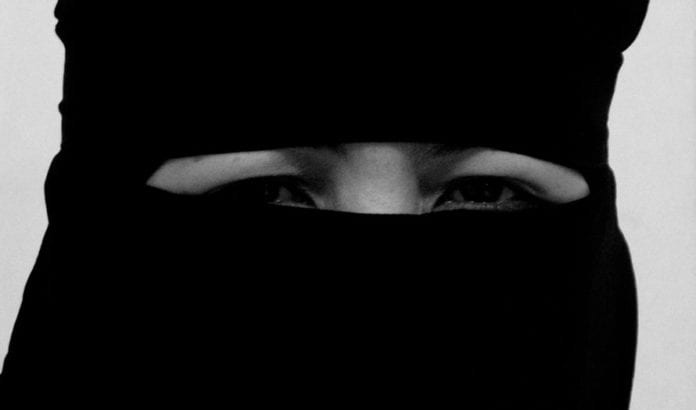 En muslimsk kvinne i Niqab (Foto: Edward Musiak, flickr)