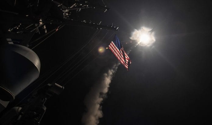 En Tomahawk-missil fra det amerikanske fartøyet USS Porter er på vei mot en flybase i Syria. (Foto: Ford Williams/Flickr) En Tomahawk-missil fra det amerikanske fartøyet USS Porter er på vei mot en flybase i Syria. (Foto: Ford Williams/Flickr)