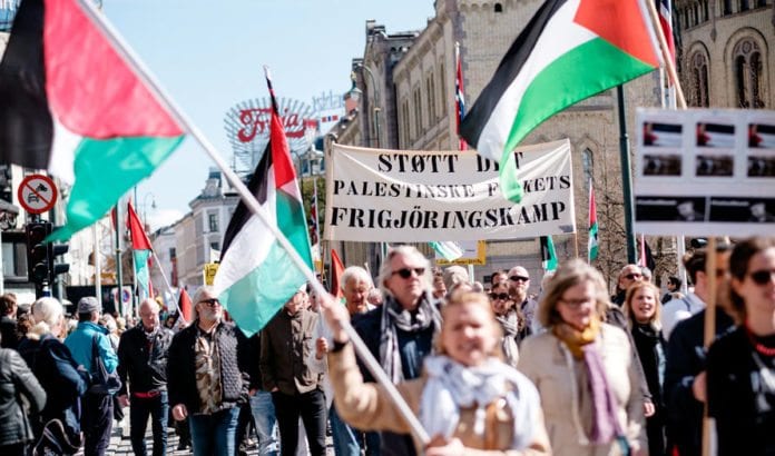 LO går inn for en politikk som vil utslette verdens eneste jødiske stat, samtidig som de heier fram arabisk stat nummer 22 og muslimsk stat nummer 57. Bildet er fra 1. mai i Oslo 2017. (Foto: Roland Baltzersen) LO går inn for en politikk som vil utslette verdens eneste jødiske stat, samtidig som de heier fram arabisk stat nummer 22 og muslimsk stat nummer 57. Bildet er fra 1. mai i Oslo 2017. (Foto: Roland Baltzersen)