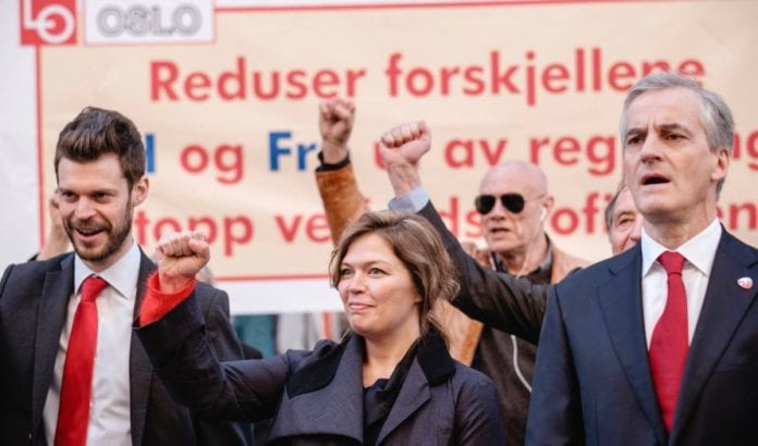 Fra venstre: Rødt-leder Bjørnar Moxnes, Palestinakomité-leder Kathrine Jensen og Arbeiderparti-leder Jonas Gahr Støre. (Foto: Roland Baltzersen) Fra venstre: Rødt-leder Bjørnar Moxnes, Palestinakomité-leder Kathrine Jensen og Arbeiderparti-leder Jonas Gahr Støre. (Foto: Roland Baltzersen)
