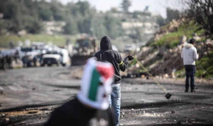 Palestinsk ungdom lager opptøyer på Vestbredden. Tenketanken JCPA mener en bedre palestinsk økonomi vil få færre palestinere til å bedrive slike aktiviteter. (Foto: Noam Moskovich) Palestinsk ungdom lager opptøyer på Vestbredden. Tenketanken JCPA mener en bedre palestinsk økonomi vil få færre palestinere til å bedrive slike aktiviteter. (Foto: Noam Moskovich)