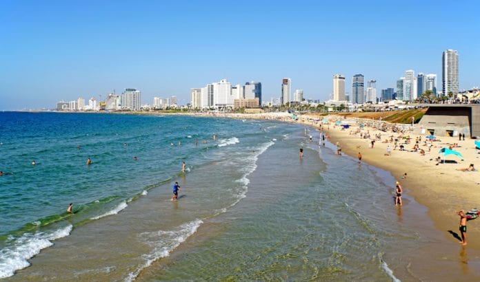 Stranden i Tel Aviv er et populært sted for turister som besøker Israel. (Foto: Dennis Jarvis/Flickr) Stranden i Tel Aviv er et populært sted for turister som besøker Israel. (Foto: Dennis Jarvis/Flickr)