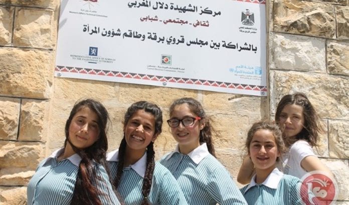 Palestinske ungdommer foran det nye ungdomssenteret oppkalt etter en av tidenes verste terrorister. Nede til venstre er emblemet til den norske regjeringen synlig. Norge er en av dem som står bak opprettelsen av senteret. (Foto: Palestinian Media Watch) Palestinske ungdommer foran det nye ungdomssenteret oppkalt etter en av tidenes verste terrorister. Nede til venstre er emblemet til den norske regjeringen synlig. Norge er en av dem som står bak opprettelsen av senteret. (Foto: Palestinian Media Watch)