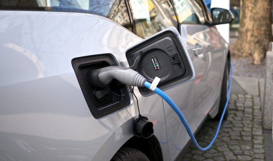 En ny batteriteknologi kan gjøre at elbiler kan lades opp på bare fem minutter. (Foto: Flickr)