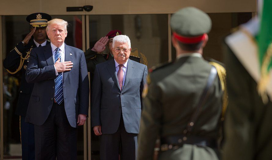 Mahmoud Abbas og Fatah fordømmer Israel for å forsvare seg selv. Her i møte med Donald Trump. (Foto: Shealah Craighead/Flickr)