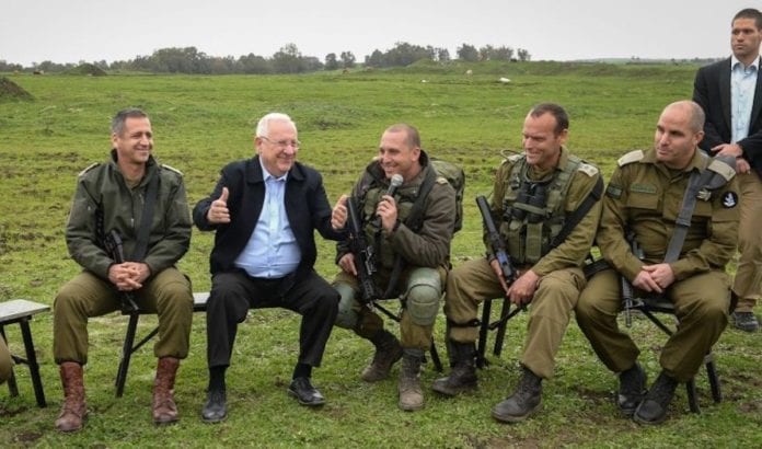 Israels president Reuven Rivlin besøkte soldater på Golanhøyden tidligere i år. (Foto: Mark Neyman/GPO) Israels president Reuven Rivlin besøkte soldater på Golanhøyden tidligere i år. (Foto: Mark Neyman/GPO)