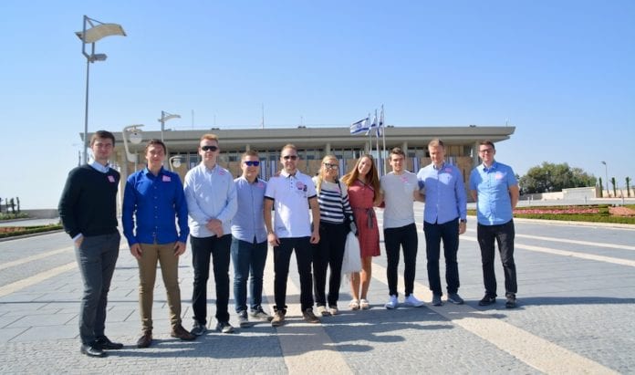 Deltakerne på MIFFs ungdomstur i 2017 fikk en omvisning i det israelske parlamentet, Knesset. (Foto: Bjarte Bjellås) Deltakerne på MIFFs ungdomstur i 2017 fikk en omvisning i det israelske parlamentet, Knesset. (Foto: Bjarte Bjellås)