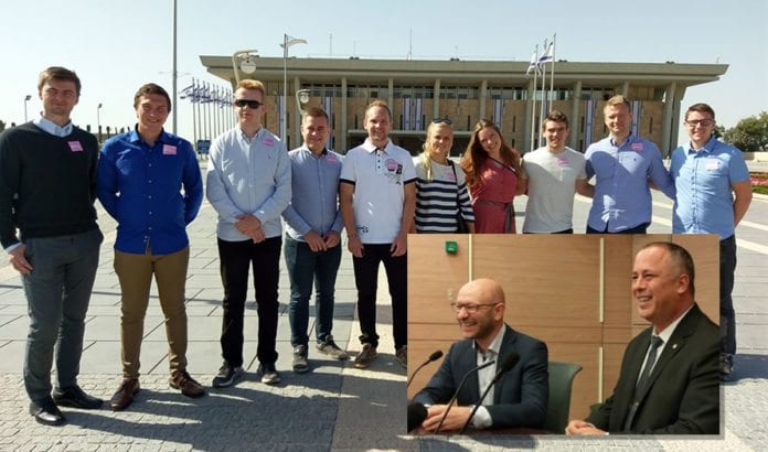 I Knesset ble MIFFs ungdommer ønsket velkommen av visepresident Hilik Bar (innfelt til høyre) og Arsen Ostrovsky. (Foto: Kjetil Ravn Hansen) I Knesset ble MIFFs ungdommer ønsket velkommen av visepresident Hilik Bar (innfelt til høyre) og Arsen Ostrovsky. (Foto: Kjetil Ravn Hansen)