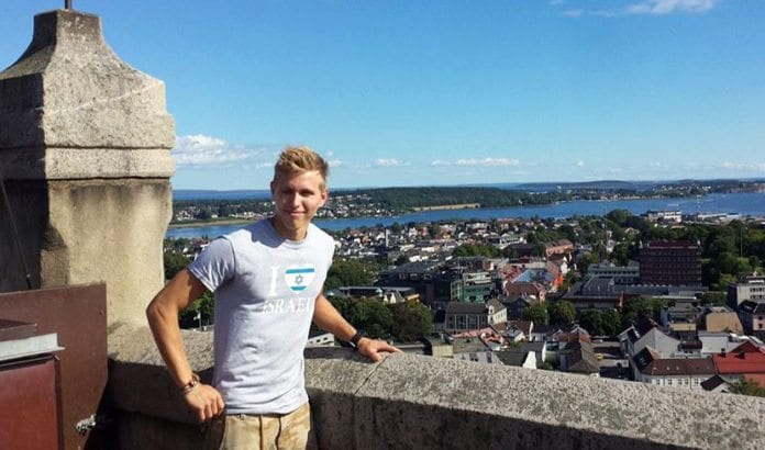 Lasse Eriksen kommer neppe til å kjøpe mer pizza hos en selger som vil styre hvilken t-skjorte han går med. (Foto: Privat) Lasse Eriksen kommer neppe til å kjøpe mer pizza hos en selger som vil styre hvilken t-skjorte han går med. (Foto: Privat)