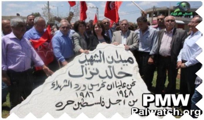Fra avdukingen av minnesteinen for terroristen Khaled Nazzal i Jenin (Skjermdump fra jeningate.com, via PMW) Fra avdukingen av minnesteinen for terroristen Khaled Nazzal i Jenin (Skjermdump fra jeningate.com, via PMW)