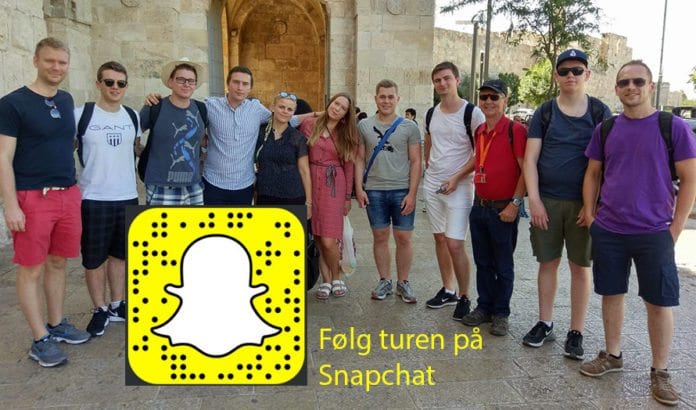 Deltakerne på MIFFs ungdomstur klare for besøk i gamlebyen i Jerusalem. F.v. Lars Nordgård, Jens David Bjørnevoll Roset, Kristoffer Vikan, Oscar Rustad, Sara Caroline Christensen, Nadia Fugleberg, Anbjørn Steinholm Frislid, Håvard Lied, Tomer (israelsk guide), Magnus Mathisen og Per-Anders Hvesser. (Foto: Kjetil Ravn Hansen, MIFF) Deltakerne på MIFFs ungdomstur klare for besøk i gamlebyen i Jerusalem. F.v. Lars Nordgård, Jens David Bjørnevoll Roset, Kristoffer Vikan, Oscar Rustad, Sara Caroline Christensen, Nadia Fugleberg, Anbjørn Steinholm Frislid, Håvard Lied, Tomer (israelsk guide), Magnus Mathisen og Per-Anders Hvesser. (Foto: Kjetil Ravn Hansen, MIFF)