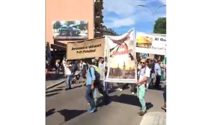 Skjermdump fra arrangørenes live sending fra demonstrasjonstoget i Oslo sentrum lørdag 22. juli 2017. Skjermdump fra arrangørenes live sending fra demonstrasjonstoget i Oslo sentrum lørdag 22. juli 2017.