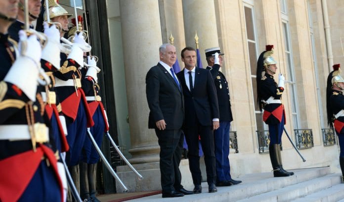 Macron-og-Netanyahu-2 Frankrikes president Emmanuel Macron tar imot Israels statsminister Benjamin Netanyahu. (Foto: Haim Zach/Flickr)