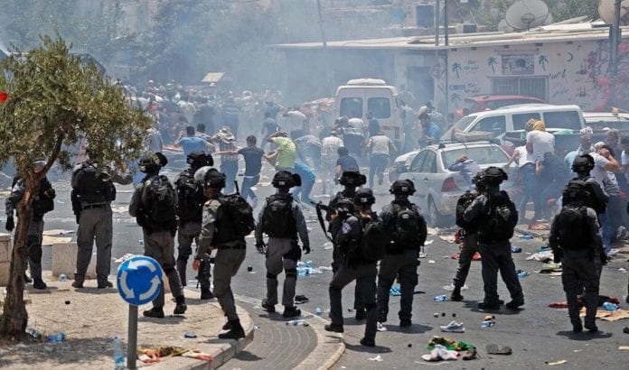 Riot-police Politiet måtte bruke tåregrass for å spre demonstrantene. Flere tusen deltok i de voldelige opptøyene. (Foto: Skjermdump Twitter)