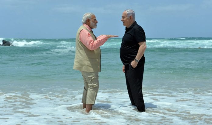 Indias statsminister Narendra Modi og Israels statsminister Benjamin Netanyahu på stranden til Middelhavet under et besøk i et av Israels avsaltingsanlegg. (Foto: Kobi Gideon, GPO) Indias statsminister Narendra Modi og Israels statsminister Benjamin Netanyahu på stranden til Middelhavet under et besøk i et av Israels avsaltingsanlegg. (Foto: Kobi Gideon, GPO)