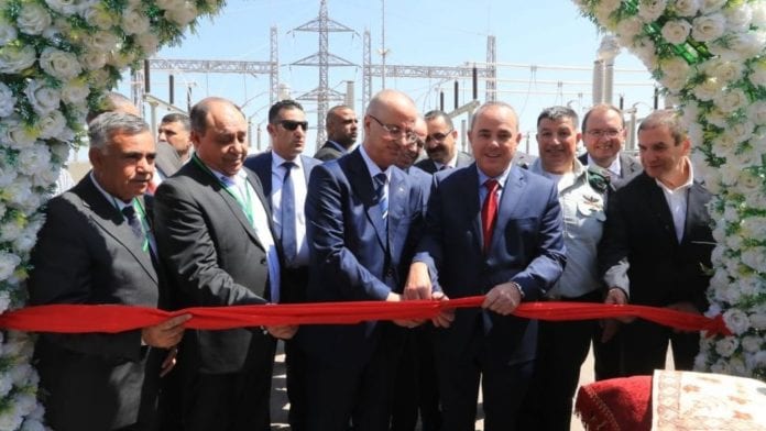 power-ribbon-e1499674584934 Den palestinske statsministeren Rami Hamdallah og den israelske energiministeren Yuval Steinitz klippet snoren under åpningen av den nye transformatorstasjonen. (Foto: Yossi Weiss)
