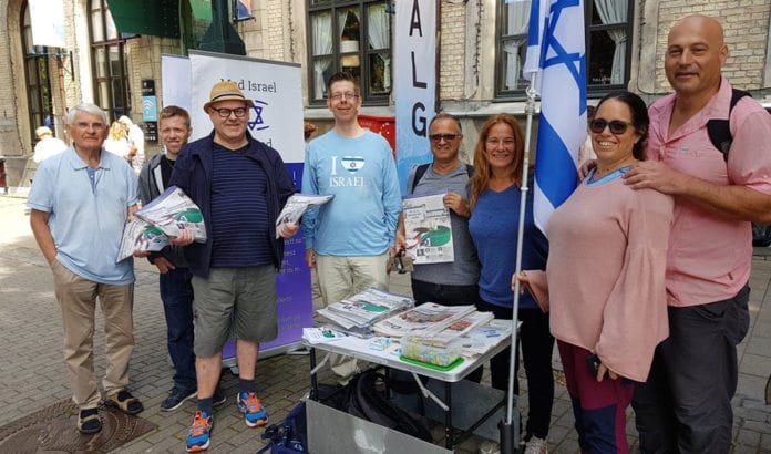 MIFF Trondheim fikk besøk av fire israelere (fire til høyre) på stand lørdag 29. juli. Fra venstre Søren Andersen, Robert Johnstad, Knut Willy Johnsen og Christian Haraldsen fra MIFF Trondheim. (Foto: Geir Knutsen, MIFF) MIFF Trondheim fikk besøk av fire israelere (fire til høyre) på stand lørdag 29. juli. Fra venstre Søren Andersen, Robert Johnstad, Knut Willy Johnsen og Christian Haraldsen fra MIFF Trondheim. (Foto: Geir Knutsen, MIFF)