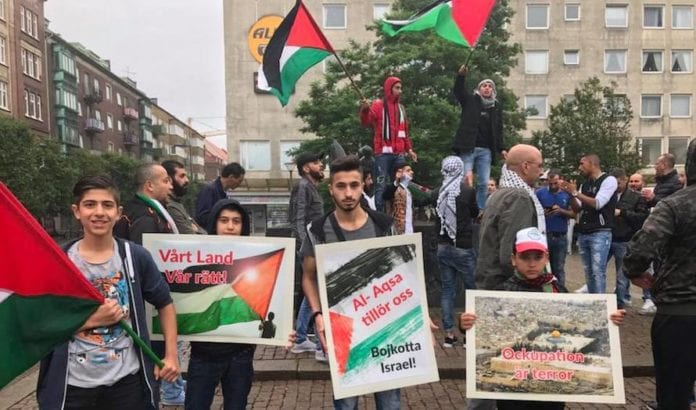 Demonstrasjon-Helsingborg I flere dager ble det demonstrert mot Israel i Helsingborg. Det ble også spredt antisemittisme på demonstrasjonen. (Foto: Facebook)
