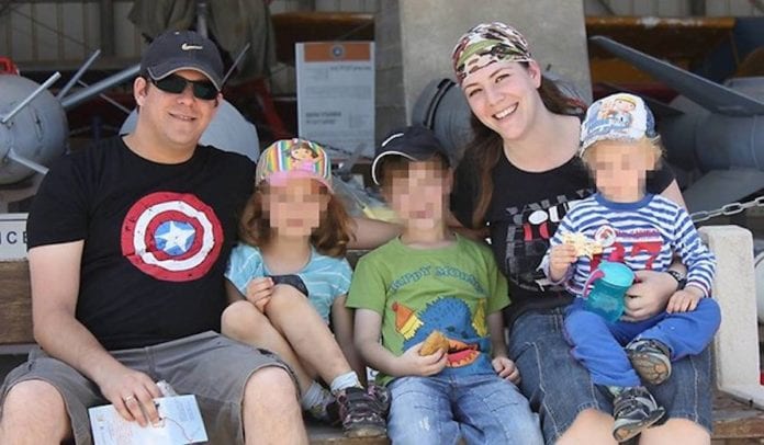 Familien-Salomon Elad Salomon ble drept i det brutale terrorangrepet sammen med sin far og søster. Hans kone Michal og deres barn overlevde. (Foto: Privat)